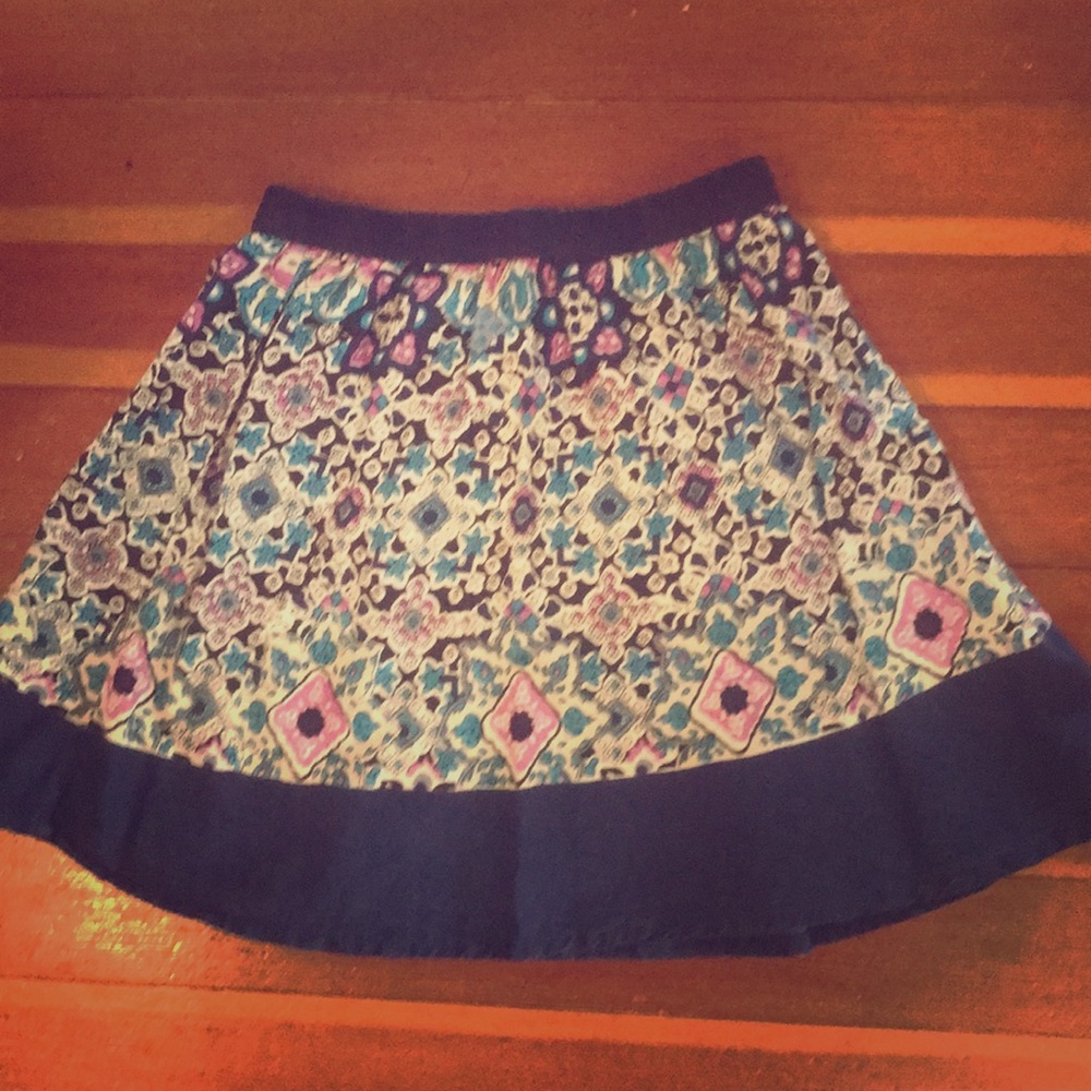 Patterned skirt- Fits like a S/M